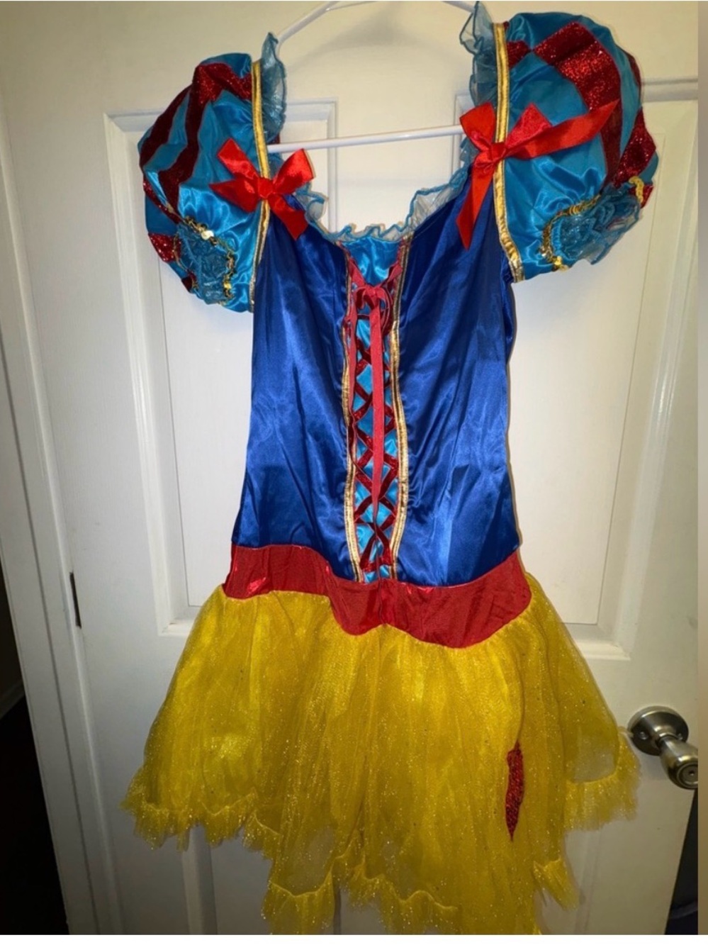 Disney Snow White Costume Halloween dress up size 7-9 worn once for two hr